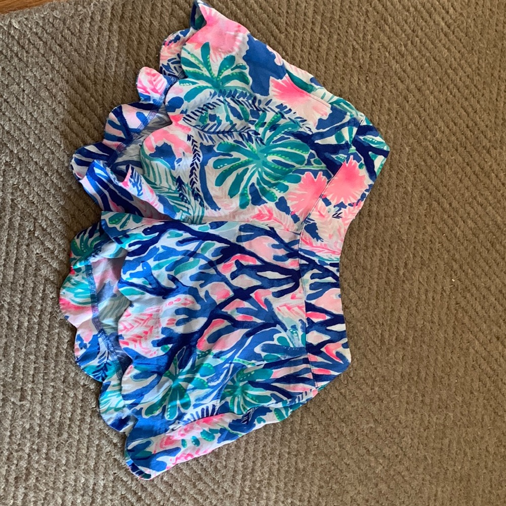 Lilly Pulitzer scalloped shorts.  Front pockets.  Elastic waistband in back.